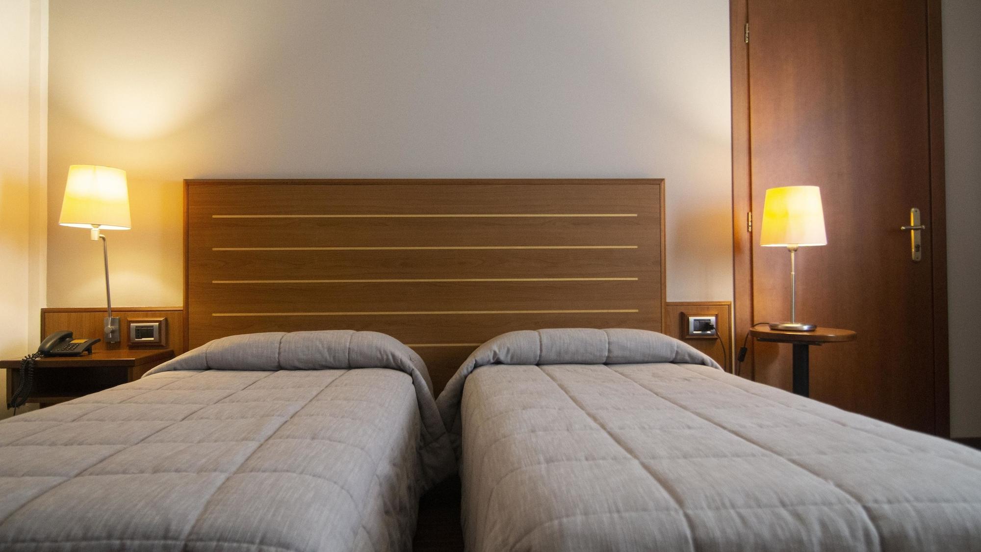 B&B Hotel Cuneo Cristal מראה חיצוני תמונה